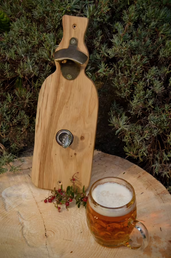 Dřevěný otvírák pivních lahví s magnetickým zachytávačem zátek ZAWAWOOD – dubový masiv