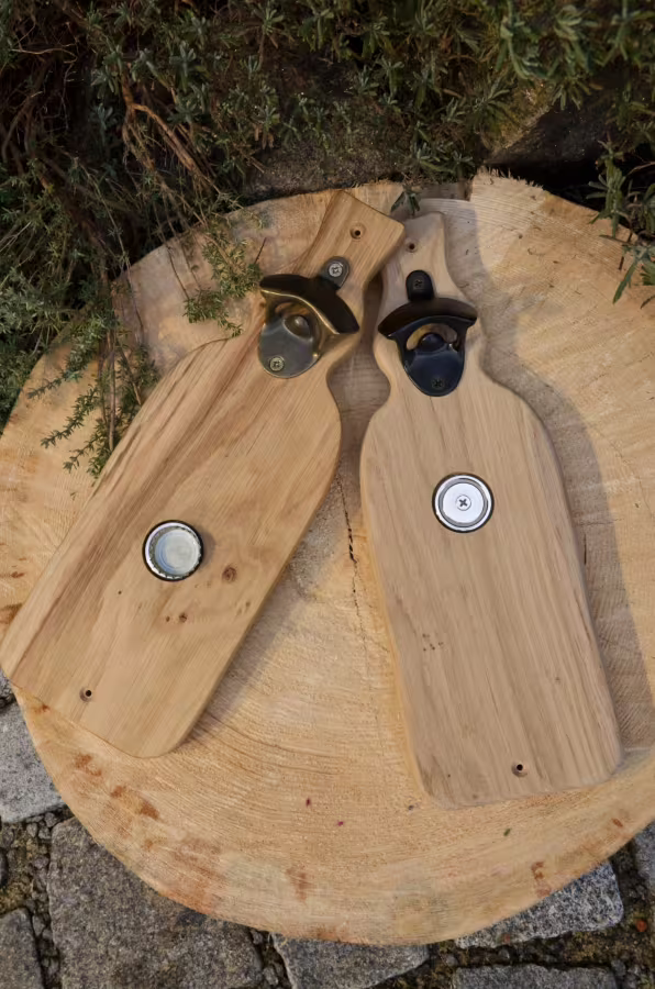 Dřevěný otvírák pivních lahví s magnetickým zachytávačem zátek ZAWAWOOD – dubový masiv